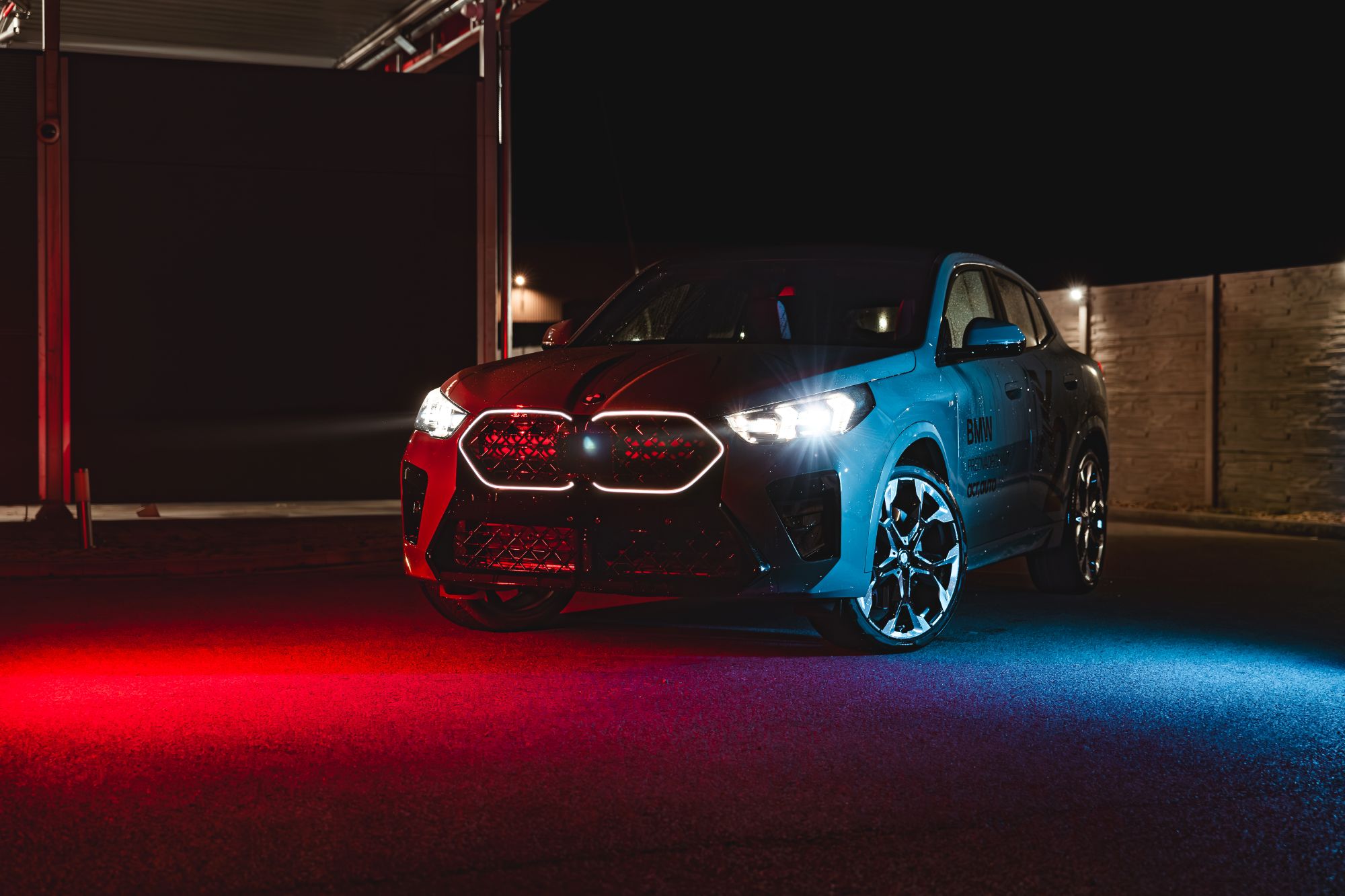 BMW-X2-auto-barevne svetlo-automobilovy fotograf