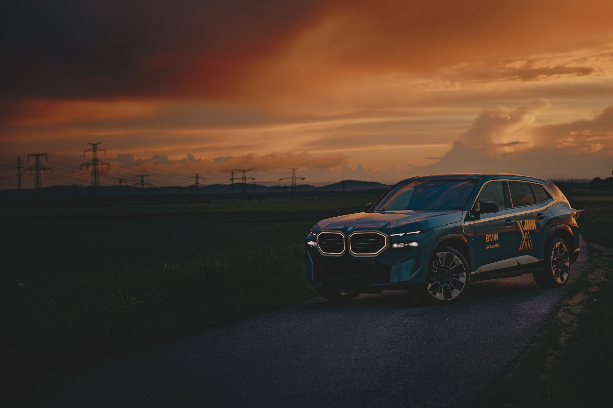 BMW-XM-zapad-slunce-automobilovy fotograf