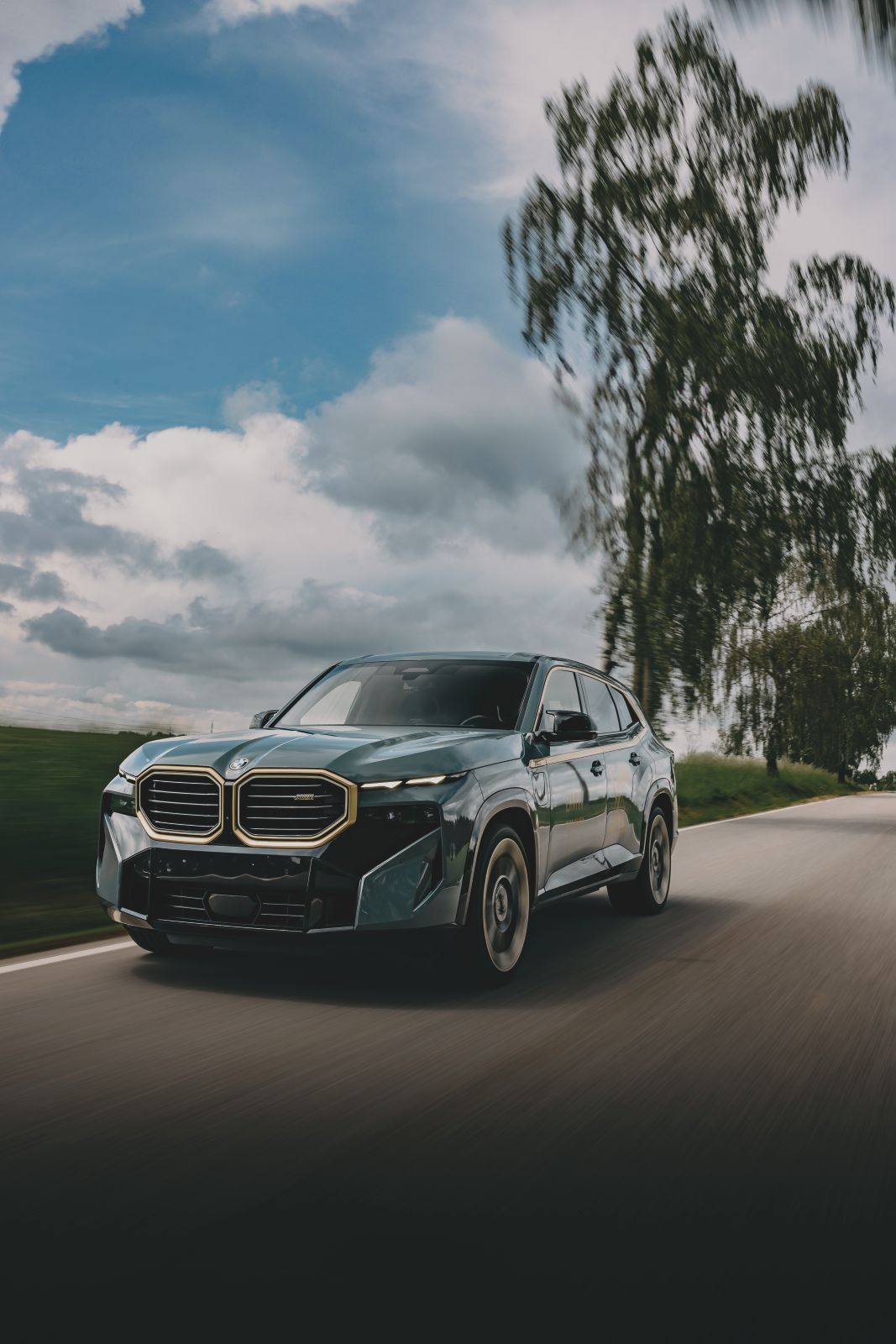 BMW-XM_rolling shot_automobilovy fotograf